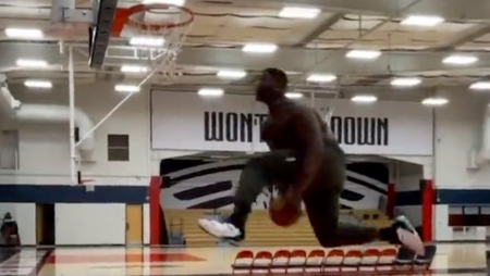 Zion Sends NBA World Into a Spin in Just 3 Seconds